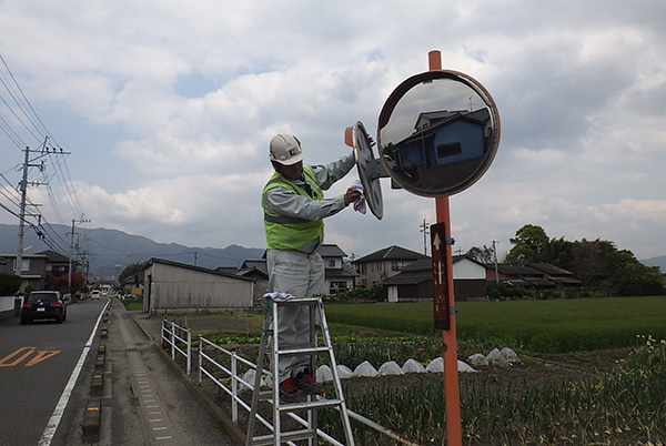 カーブミラーの点検・清掃